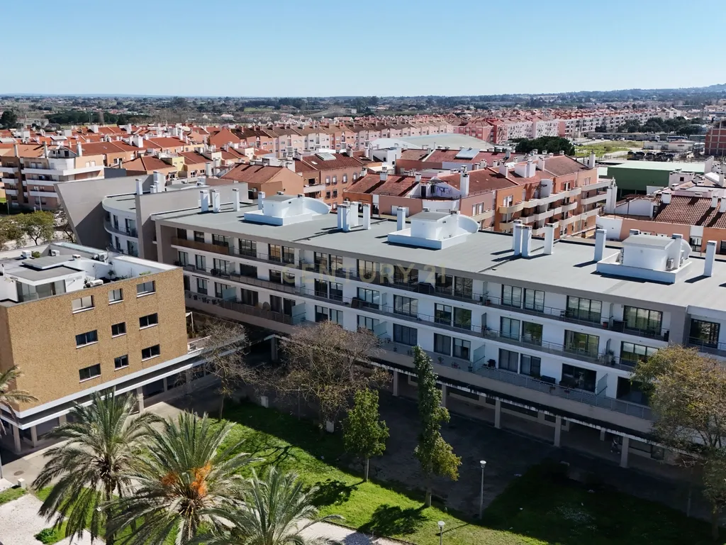 Apartamento T4 com Terraço, Varandas, Garagem e Lugar de Estacionamento, na Vila Serena, Pinhal Novo - Image 33