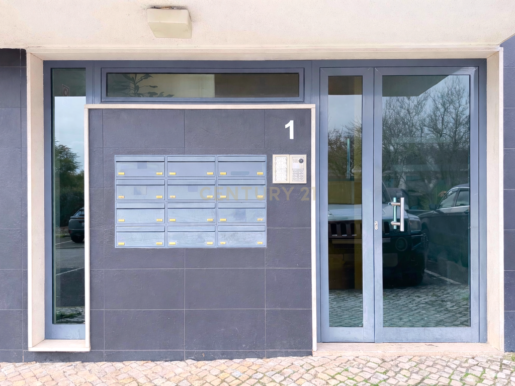 T3 com 187 m² | Oeiras Golf & Residence | Suíte, 3 Varandas e Box para 2 Carros - Image 3