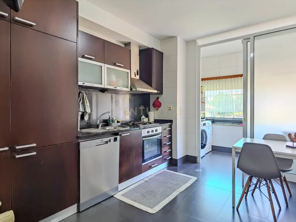 Apartamento T2 com Garagem e Arrumos — Coronado, São Mamede - Image 22