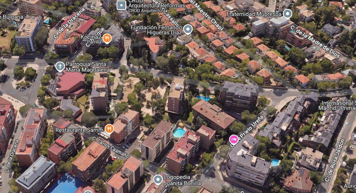 Vive numa urbanização com jardim e piscina. - Image 28