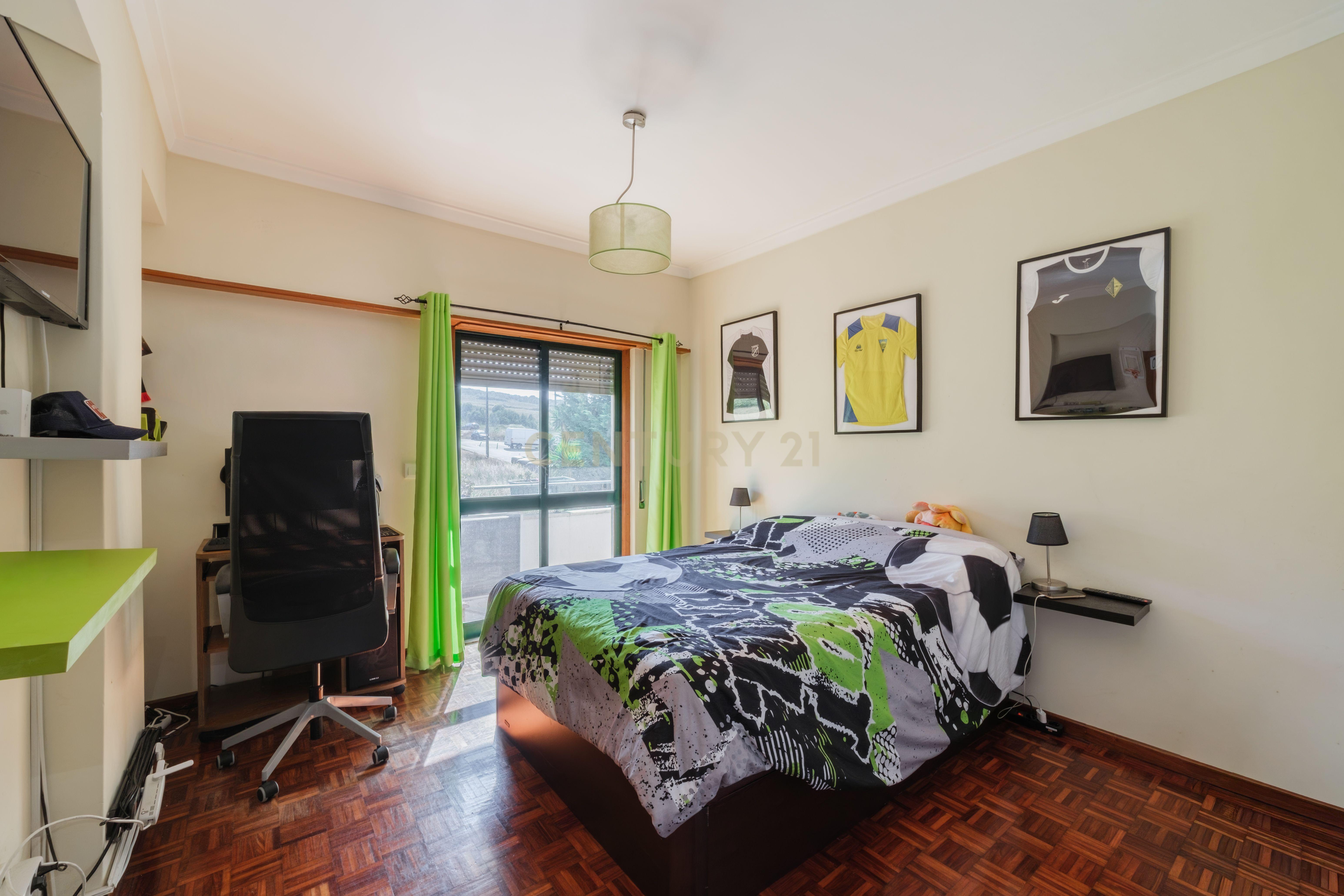 Fotografia 12 de Apartamento T3 com elevador e arrecadação em Mem Martins
