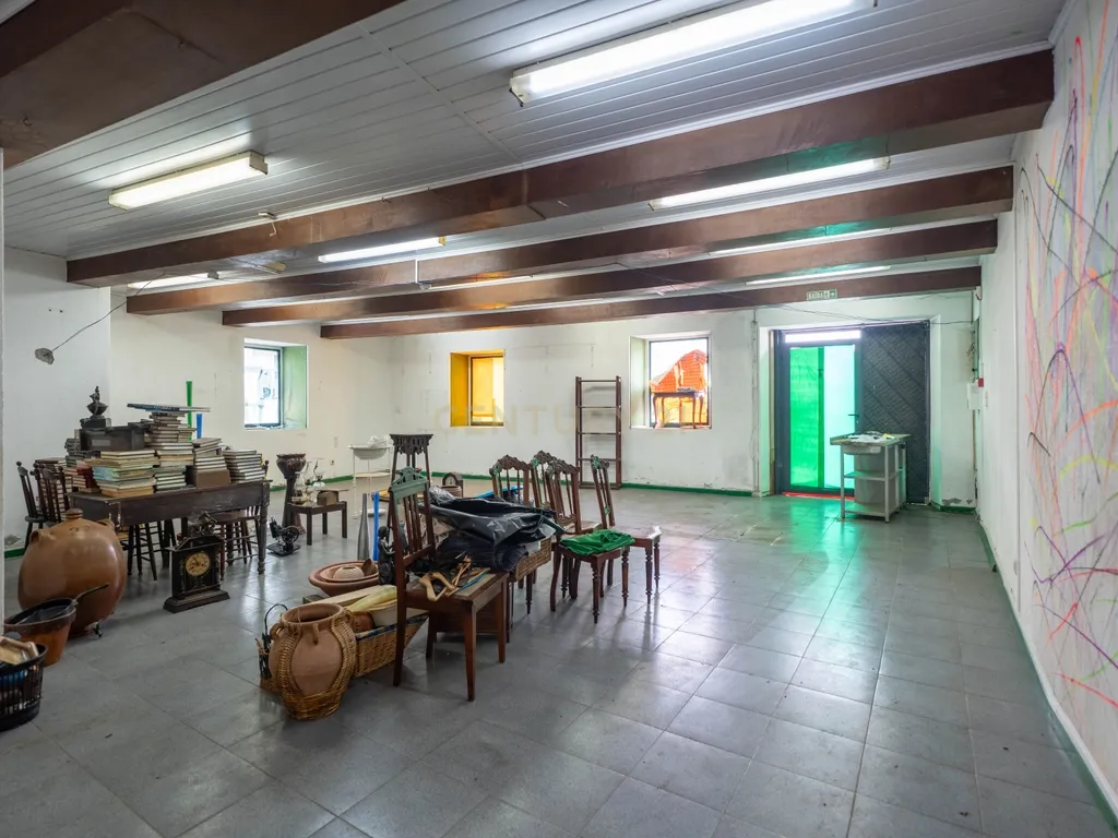 Moradia T4 + espaço comercial em Pico da Pedra - Image 23