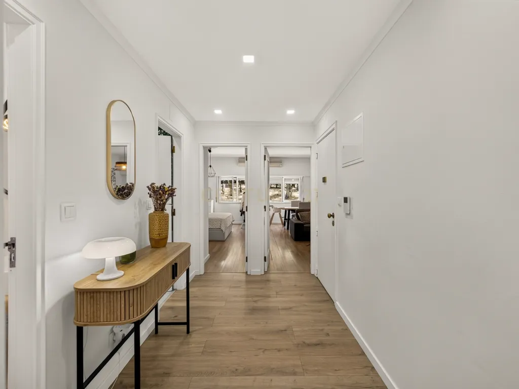 T3 Remodelado em Belas| O equilíbrio perfeito entre conforto, tranquilidade e localização - Image 1
