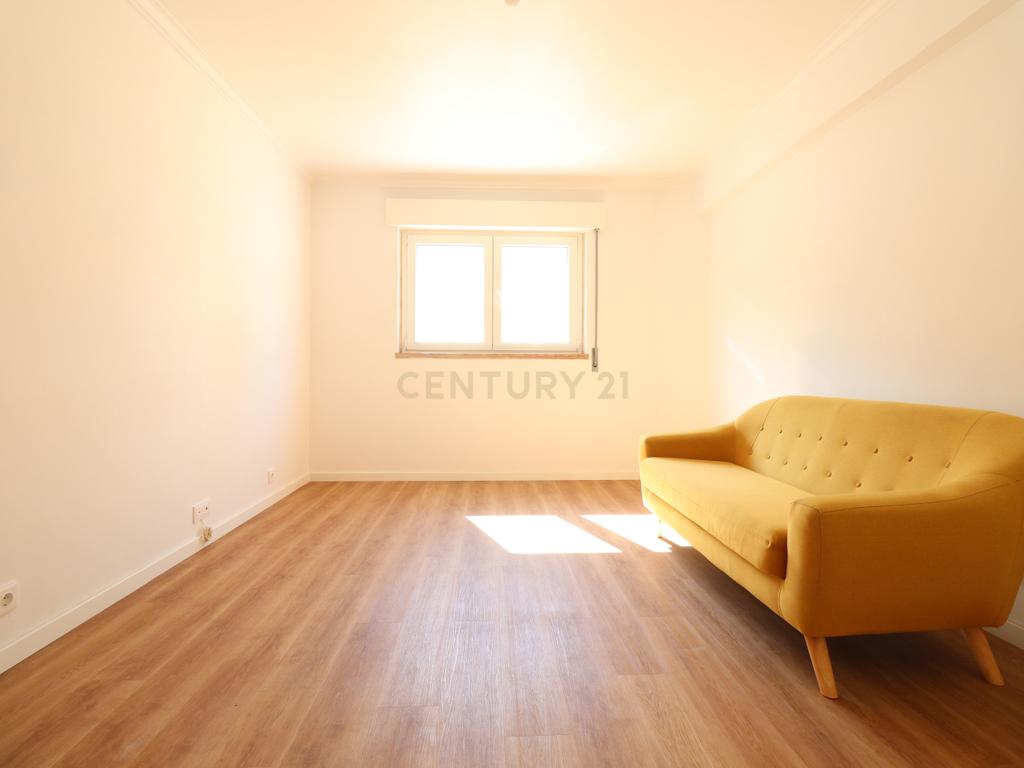 Apartamento T3 Remodelado na Avenida do Cristo Rei - ALMADA - Image 8