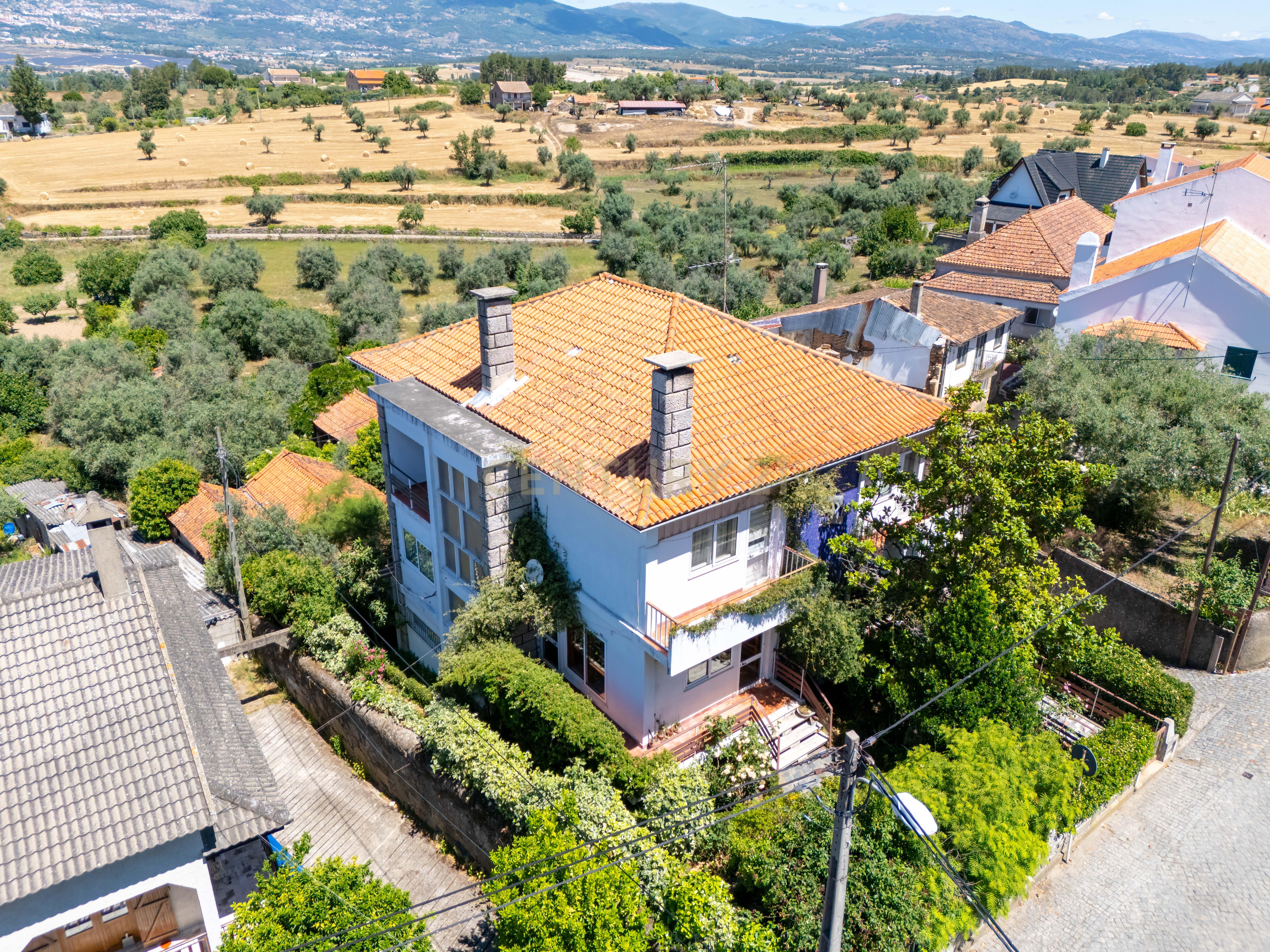 Casa Senhorial com Jardim e Terreno, Ferro, Covilhã - Image 4