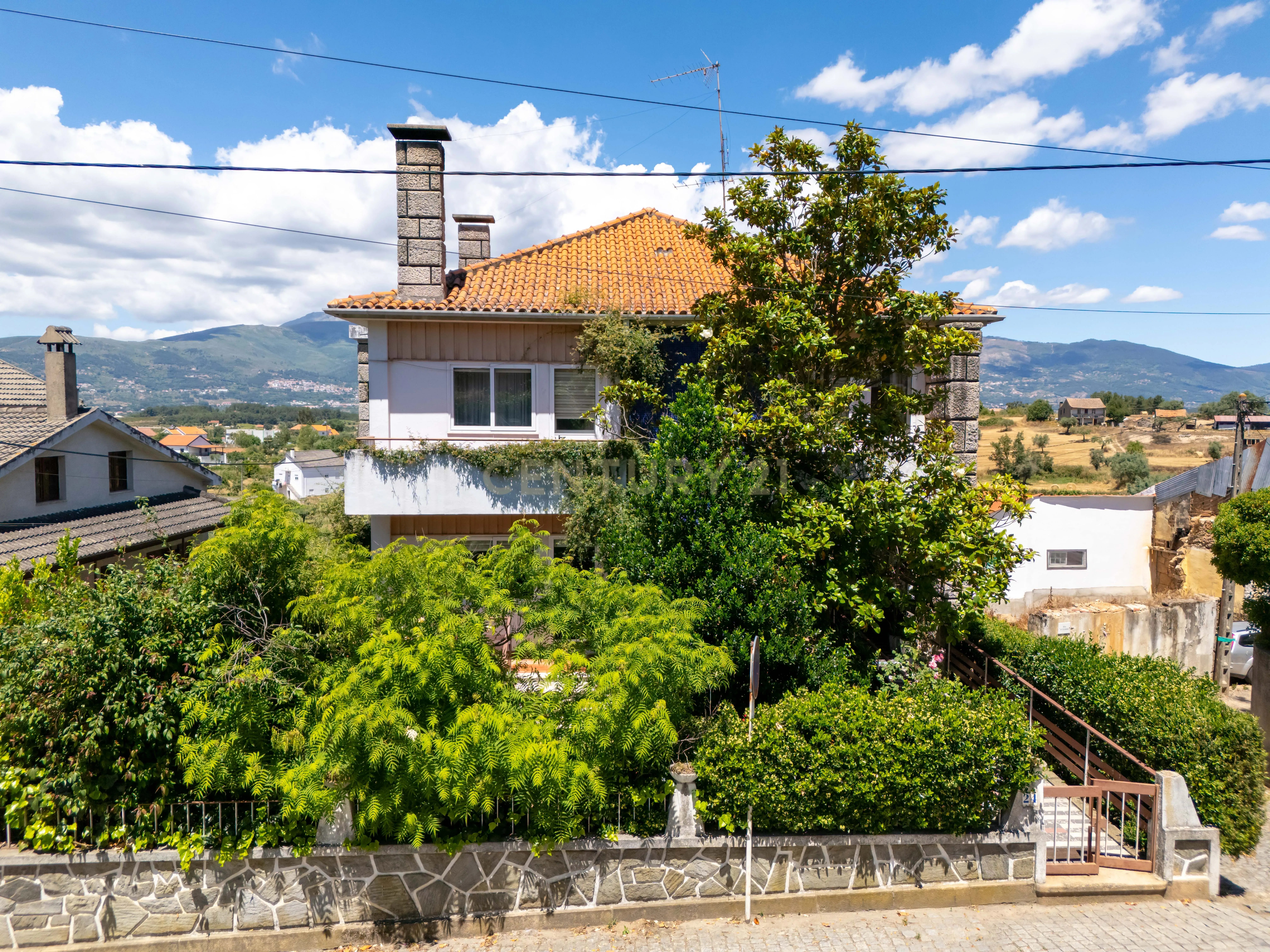 Casa Senhorial com Jardim e Terreno, Ferro, Covilhã - Image 1