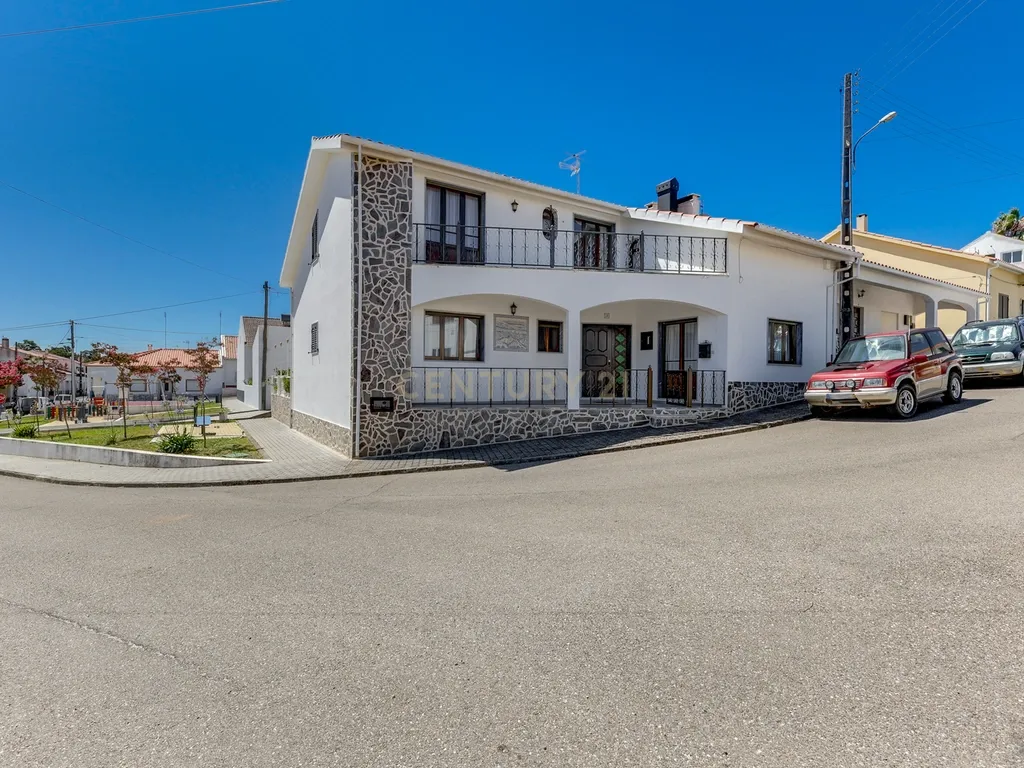 Moradia T8 de 288 m² no Centro de Montargil – Junto à Barragem - Image 1