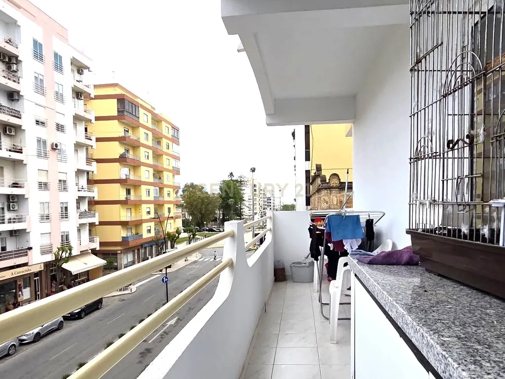 Apartamento T3 Renovado em Olhão, Faro com Vista para a Cidade - Image 3