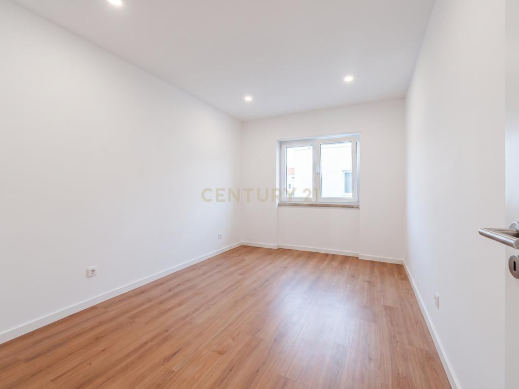 Apartamento Totalmente Remodelado com Terraço de 33 m² | Cruz de Pau – Amora - Image 14