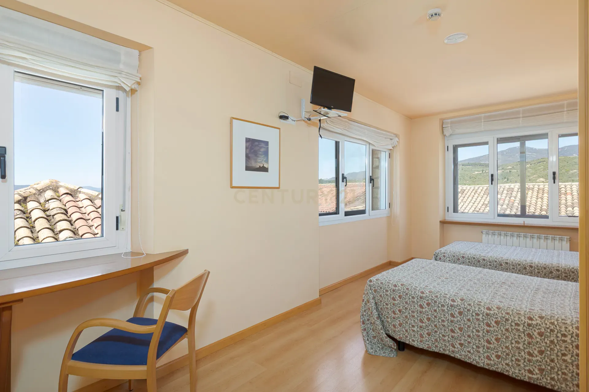 Hotel Moderno em Aragón com 25 Quartos e Vista Panorâmica - Image 5