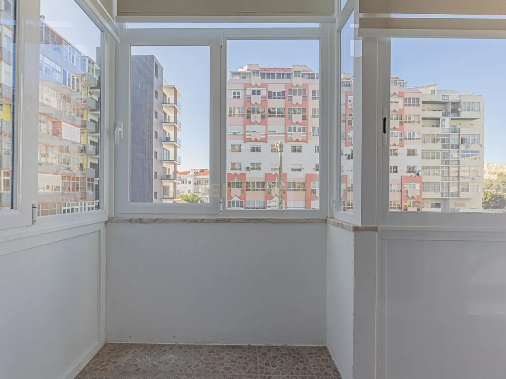 APARTAMENTO REMODELADO NO CENTRO DA COSTA DE CAPARICA - Image 5