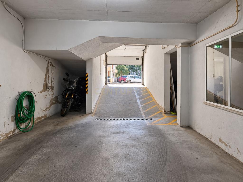 T3 remodelado com estacionamento no último andar, no centro de Portimão - Image 33