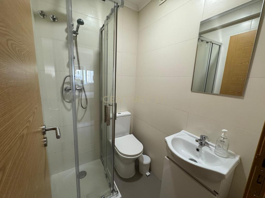 Apartamento T3 remodelado na zona do Parque Municipal - Image 12