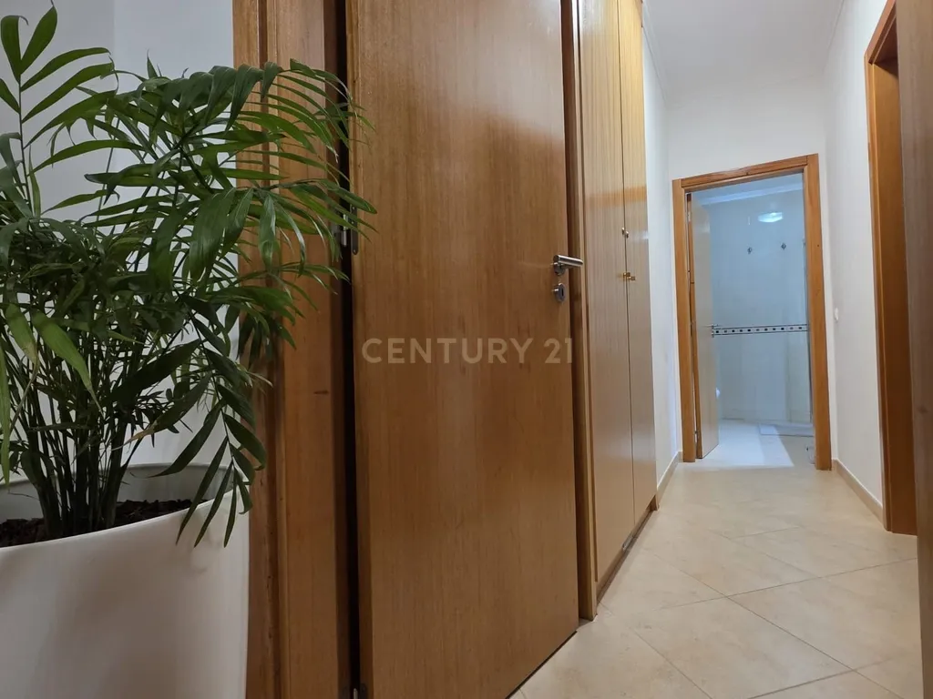 Apartamento T2 com Excelentes Áreas e Varanda Ampla na Quinta dos Arcos, Armação de Pera - Image 10