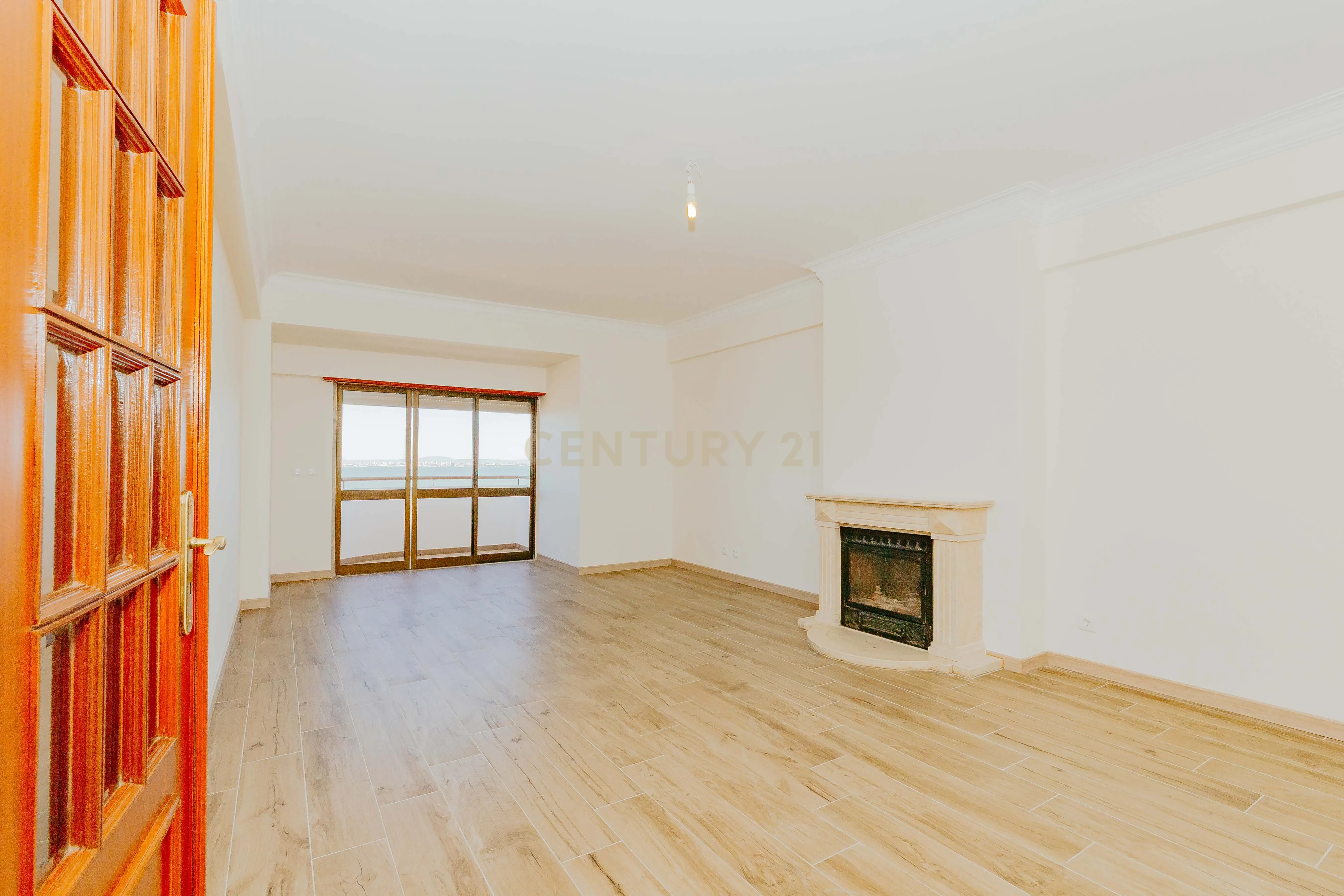 Apartamento T3 Renovado com Vista Rio em Santa Apolónia – Viva no Coração de Lisboa - Image 1