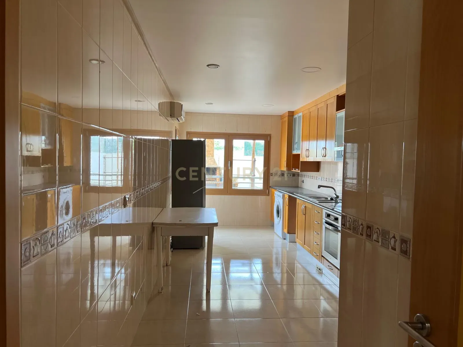 Apartamento T4 no Entroncamento – Rés do chão com terraço - Image 1