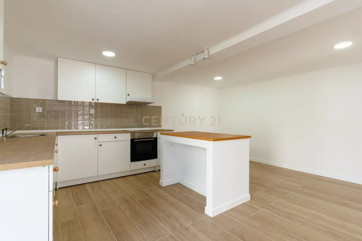 Fotografia 5 de Moradia T3 + Estúdio Independente -Totalmente Remodelada com garagem em Flor da Rosa- Crato