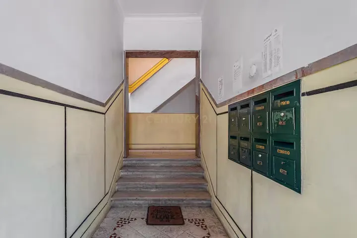 Apartamento T2 remodelado e mobilado no centro de Almada - Image 12