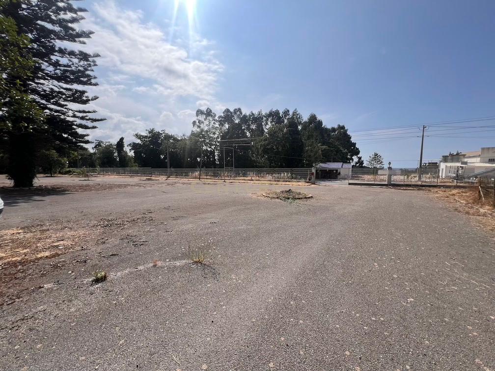Pavilhão com grande potencial industrial/comercial junto à estrada principal em Albergaria – Juncal - Image 16