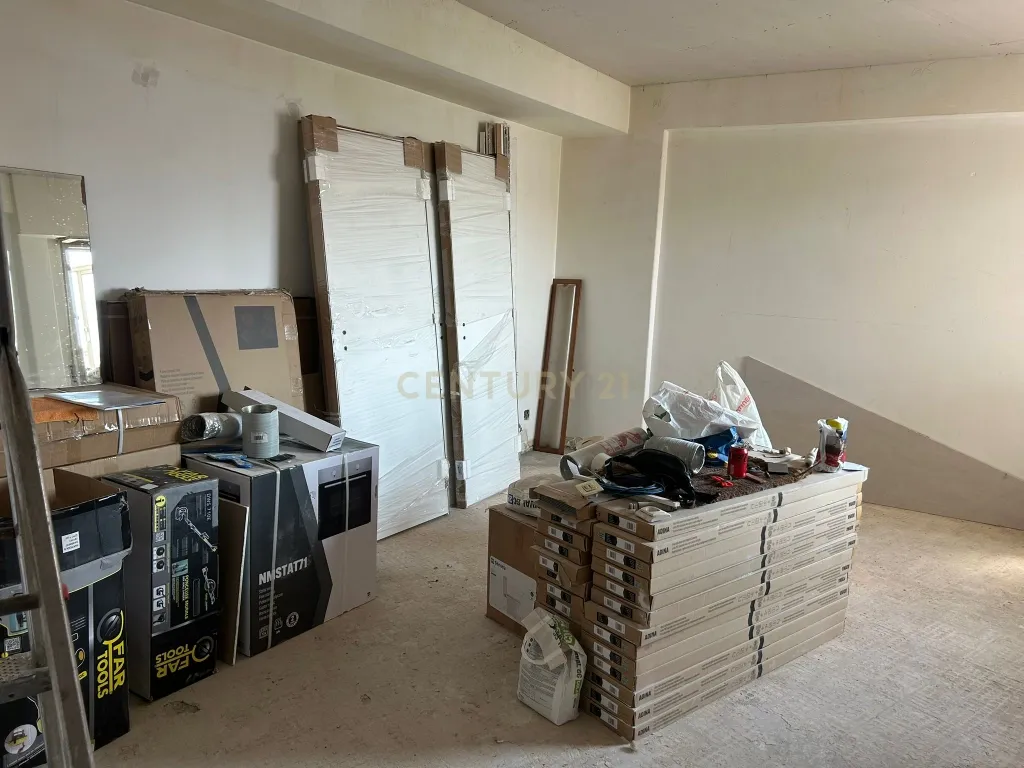 Apartamento T1 renovado | c/ varanda | vista desafogada | Mina de Água | Amadora - Image 4