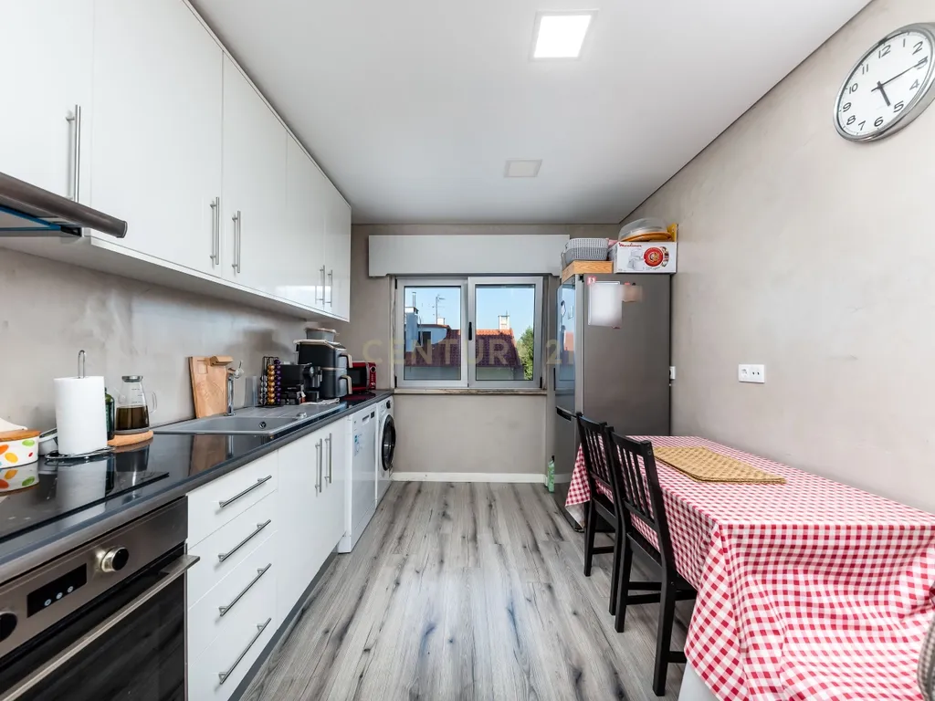 Apartamento T2 com Lugar de estacionamento, em Encosta do Sol, Amadora - Image 2