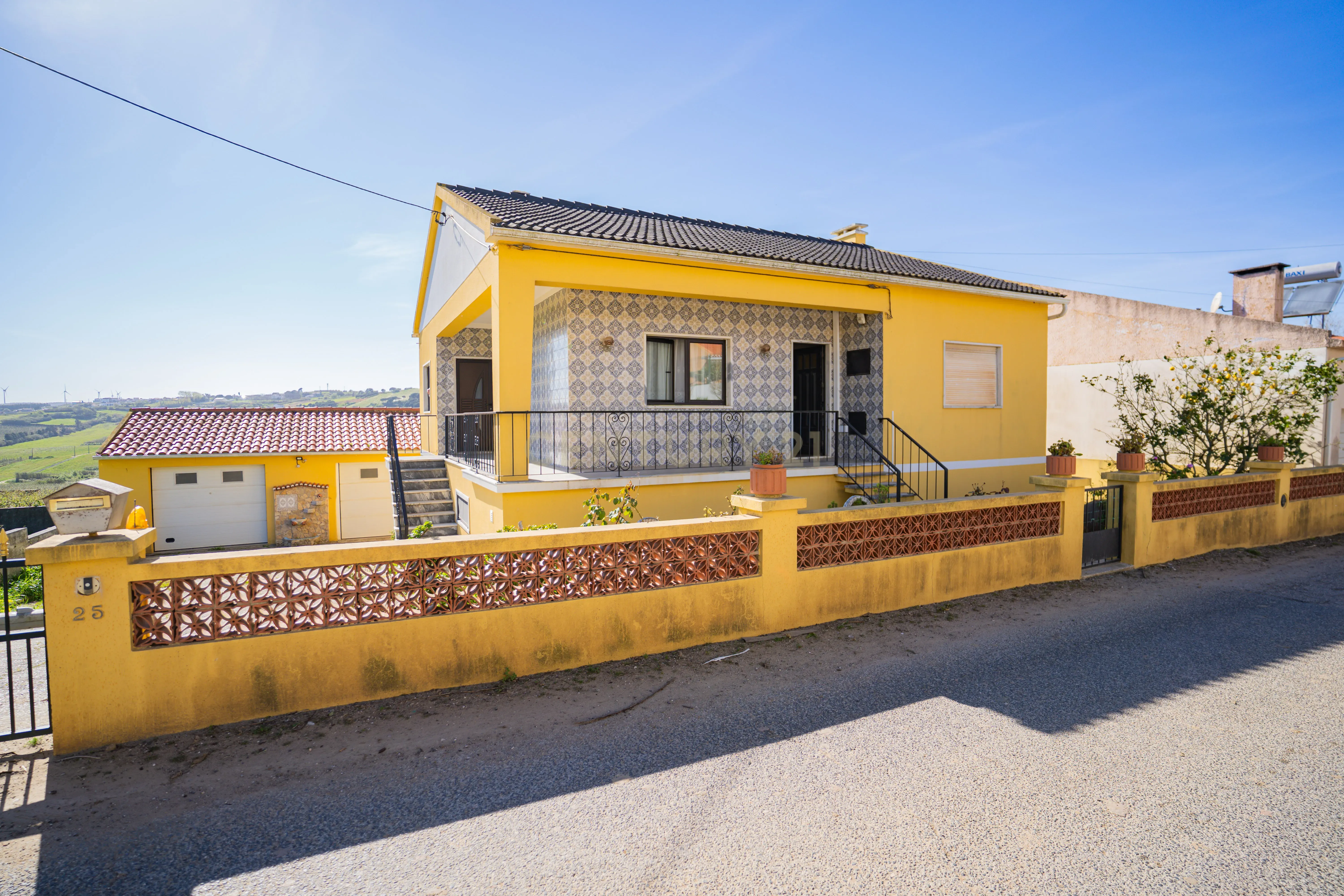 Moradia Bifamiliar com 2 Armazéns de Grande Dimensão