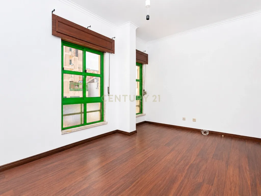 Apartamento T3 com Parqueamento e Arrecadação | Rio de Mouro - Image 7