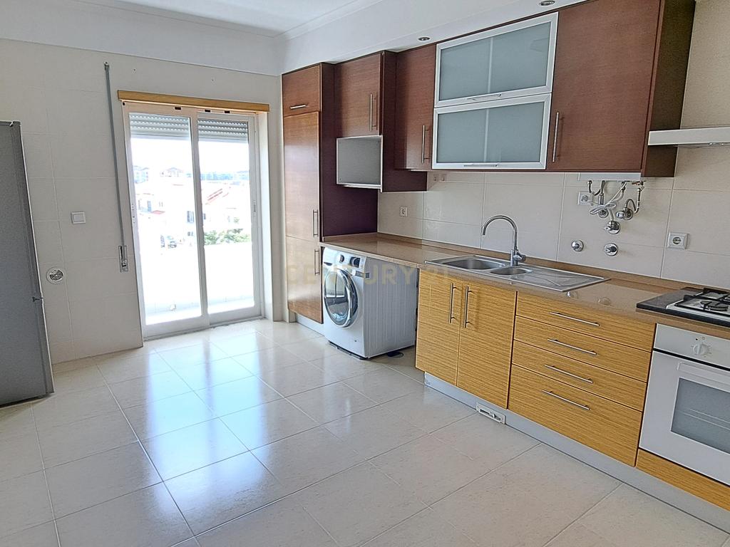 Apartamento T2 com arrecadação e lugar de garagem no Montijo. - Image 6