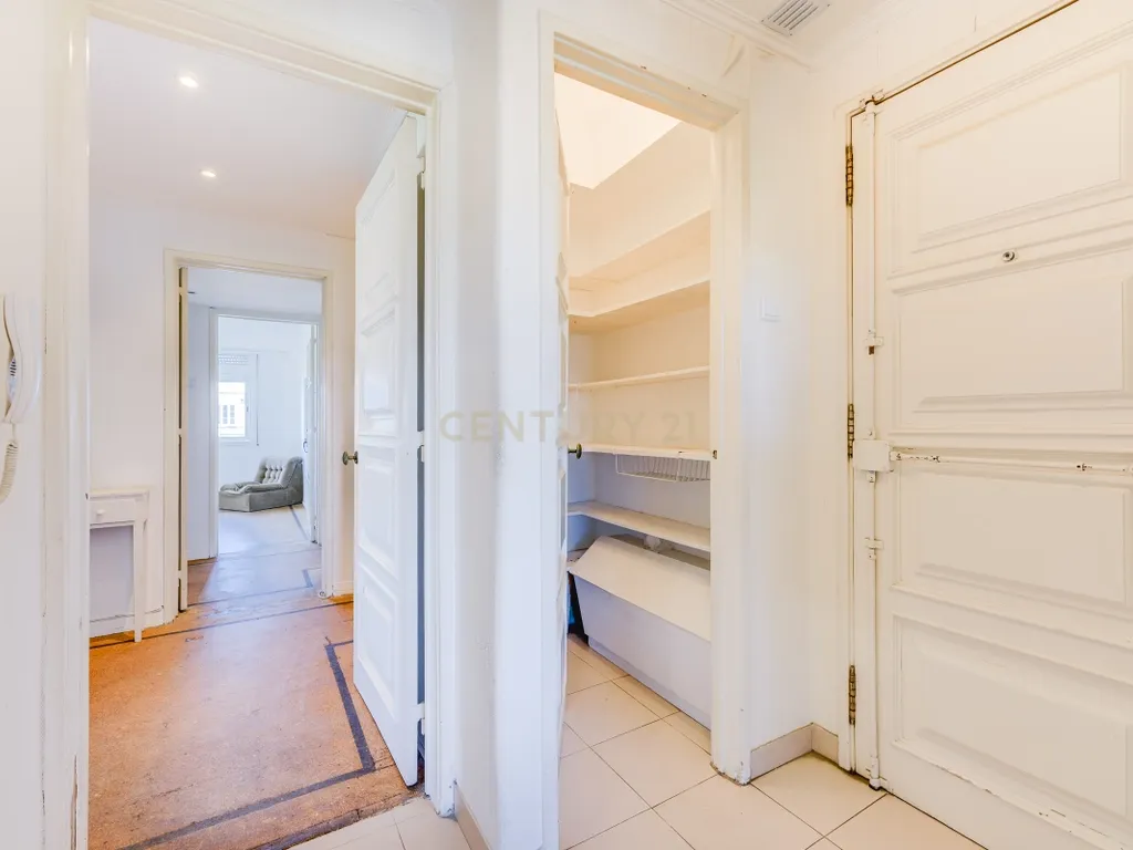 Apartamento T4 para Remodelação no Coração dos Olivais, com Vista Fantástica - Image 22