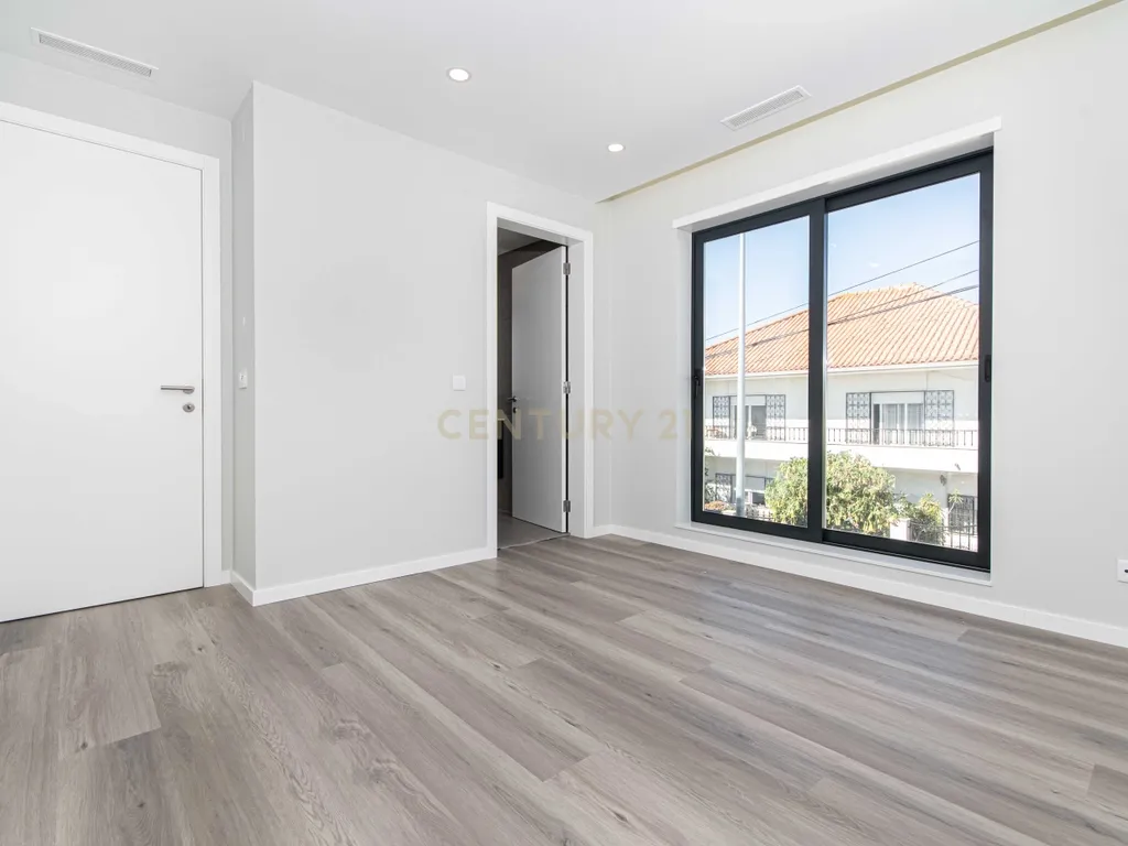 Moradia T4 Premium independente com Piscina (Nova Construção) / Barcarena - Image 15