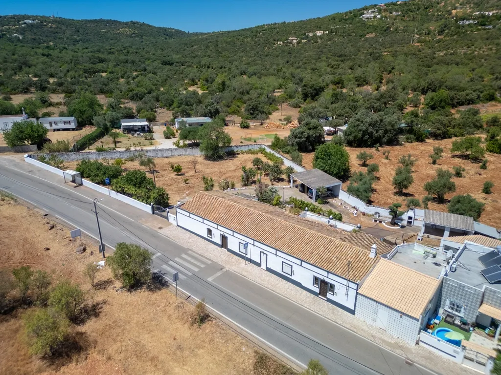 Encantadora Moradia com 7 Divisões em Parragil Loulé com Vista Campestre - Image 42