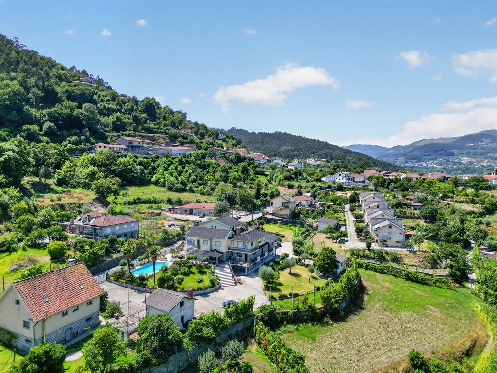 Moradia T4 Térrea de Sonho com Piscina, Campo de Futebol - Image 12