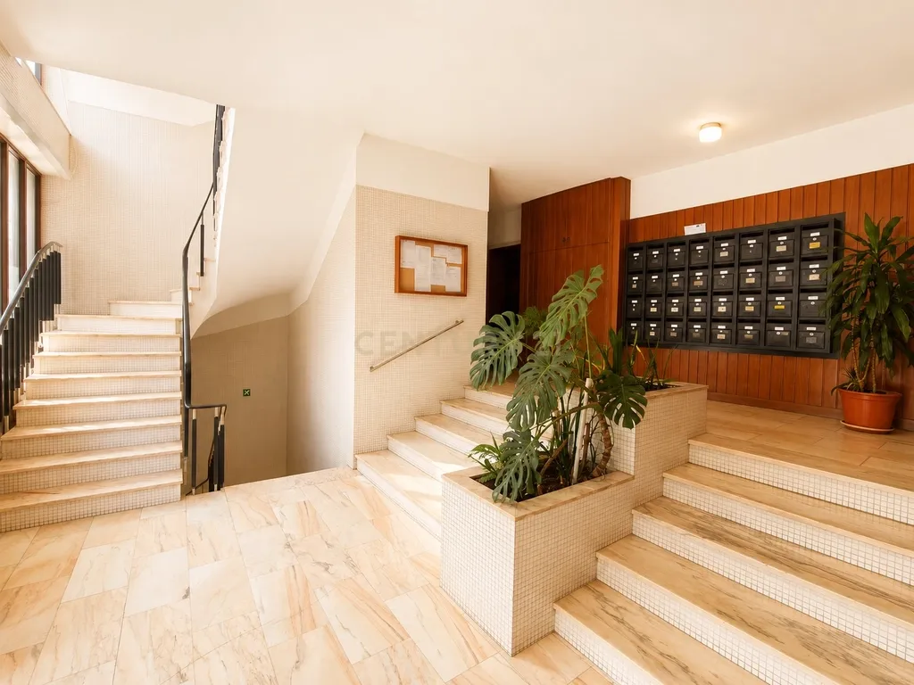 Apartamento T2 com Vista Panorâmica em Vila Nova de Gaia - Image 1