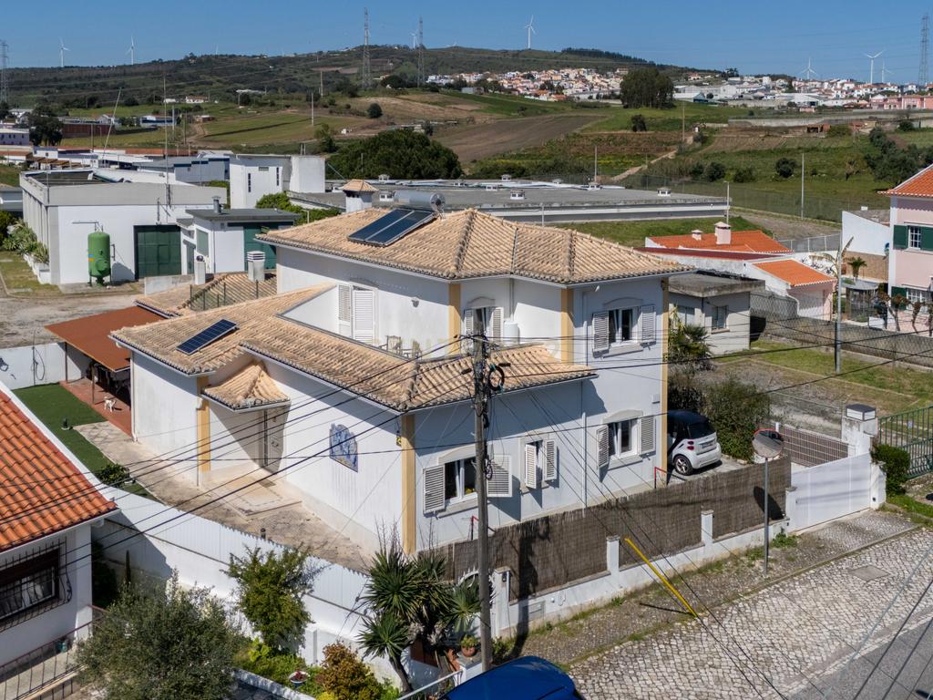  Moradia T4 em Loures com Jardim e Terraço - Image 1