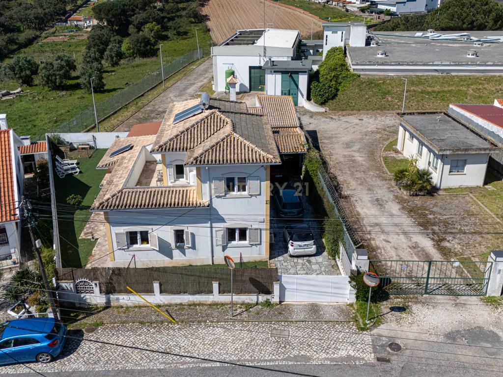  Moradia T4 em Loures com Jardim e Terraço - Image 4