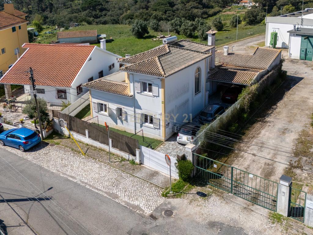  Moradia T4 em Loures com Jardim e Terraço - Image 41