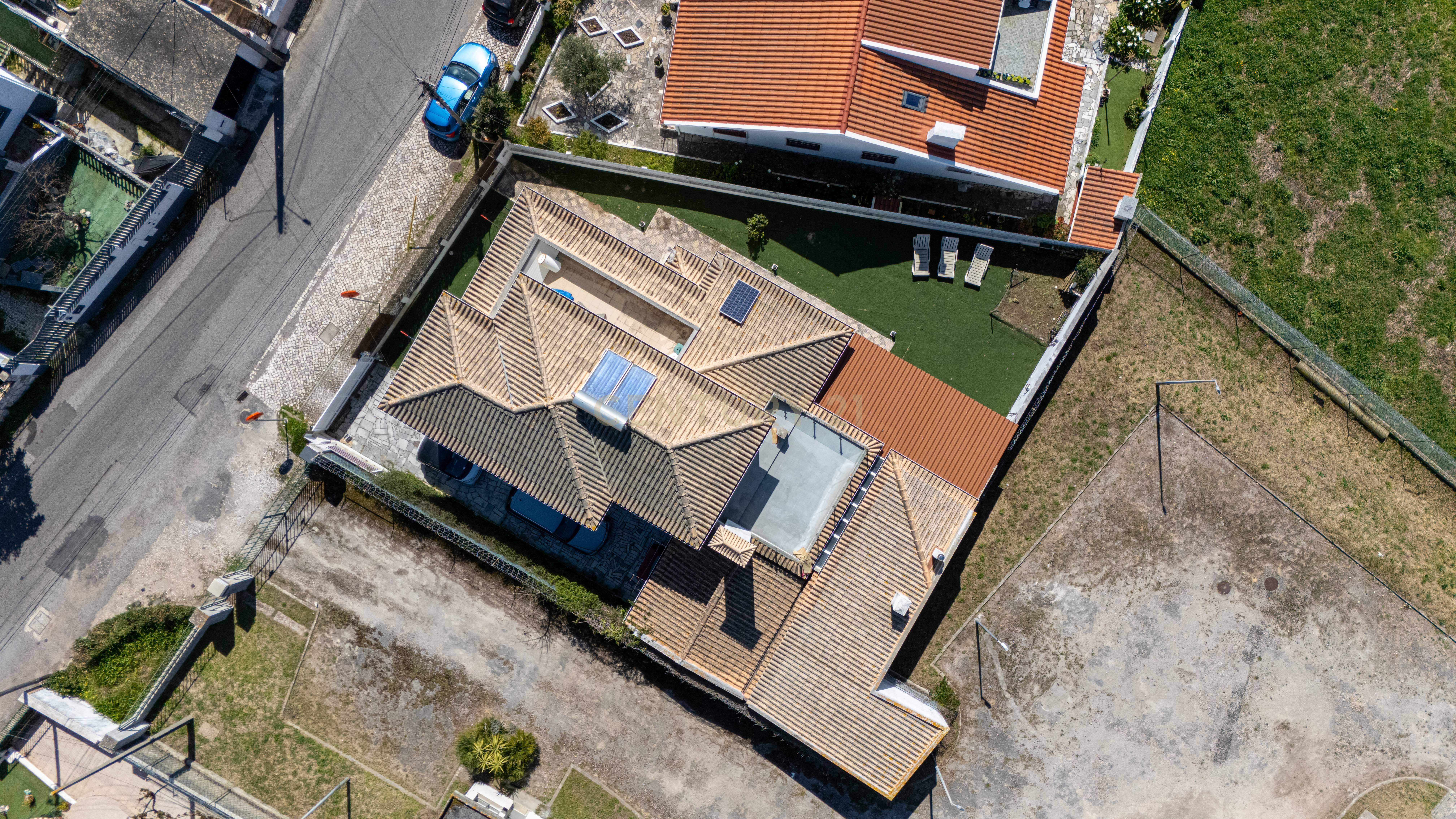 Espetacular Moradia T4 em Loures com Jardim e Terraço - Image 3