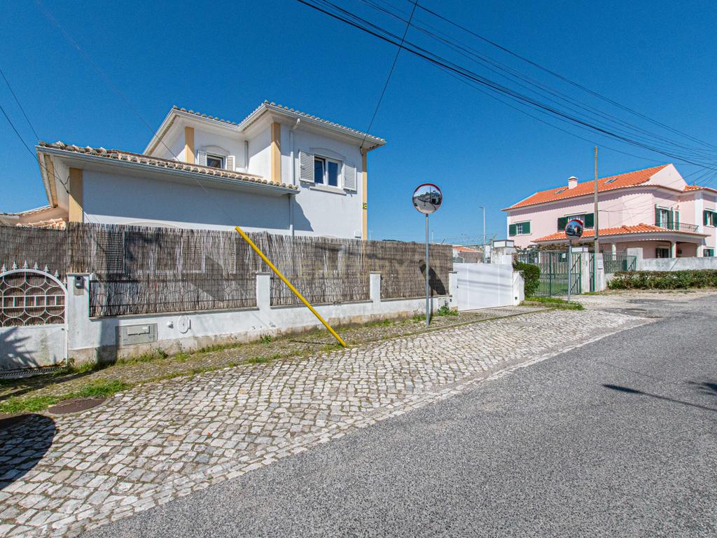  Moradia T4 em Loures com Jardim e Terraço - Image 40