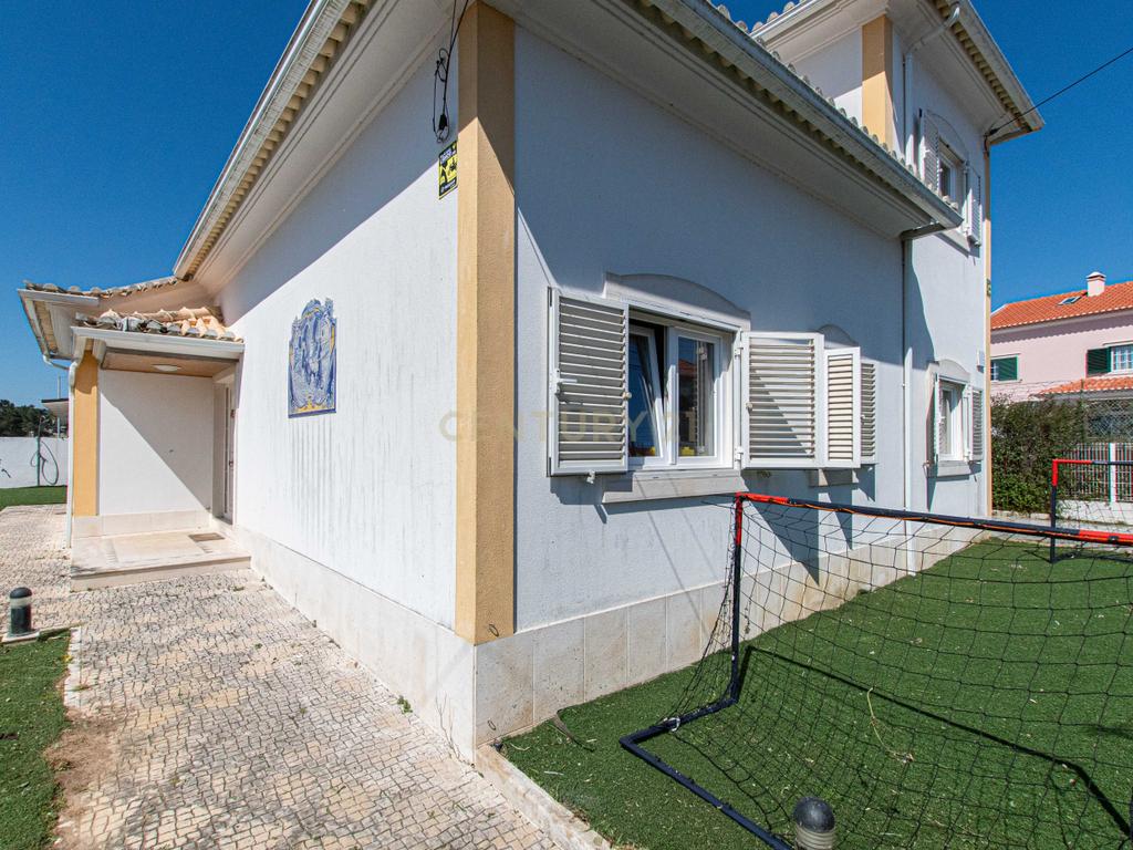  Moradia T4 em Loures com Jardim e Terraço - Image 6
