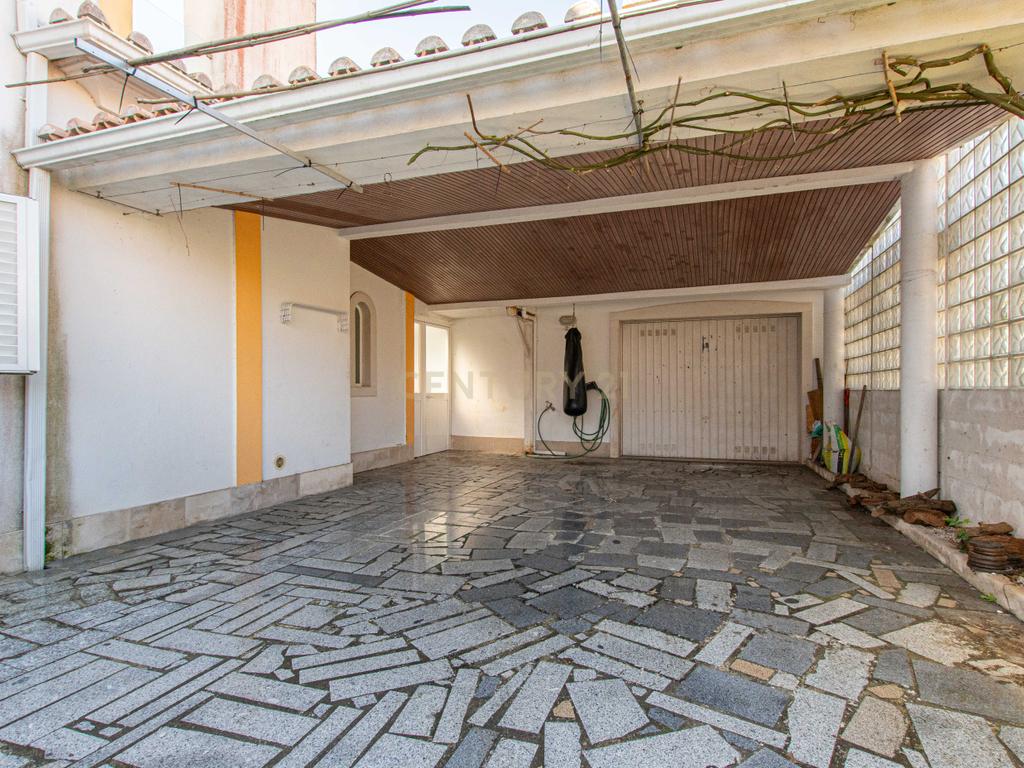  Moradia T4 em Loures com Jardim e Terraço - Image 9