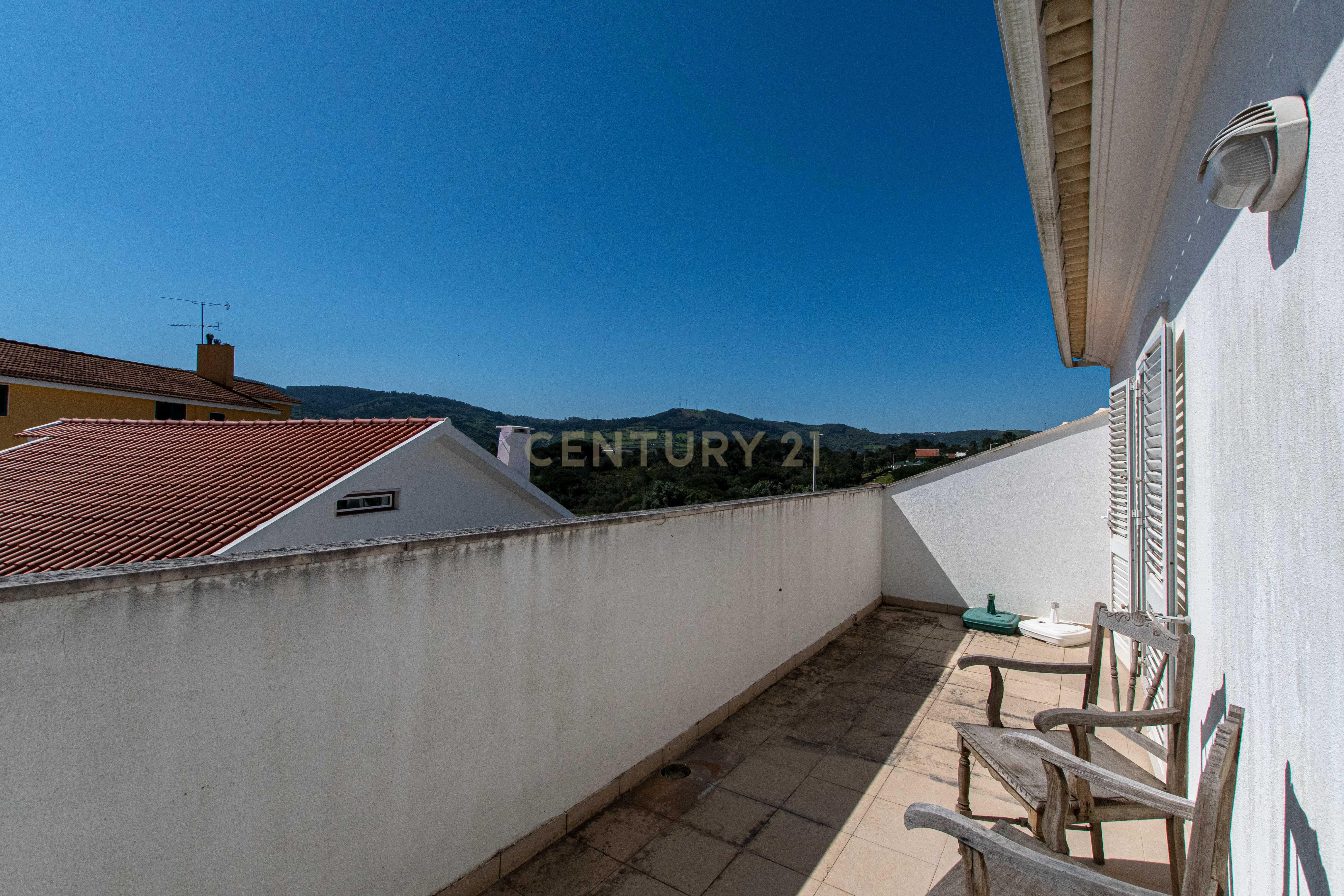 Espetacular Moradia T4 em Loures com Jardim e Terraço - Image 37