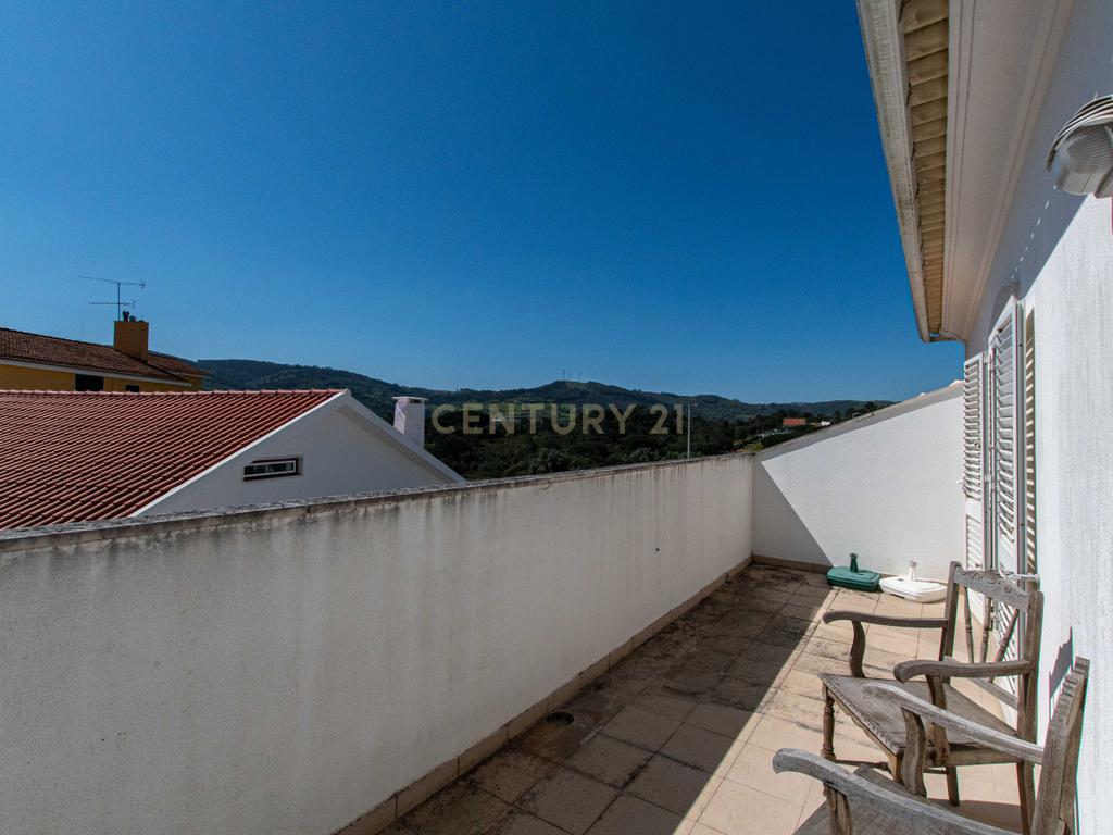  Moradia T4 em Loures com Jardim e Terraço - Image 38