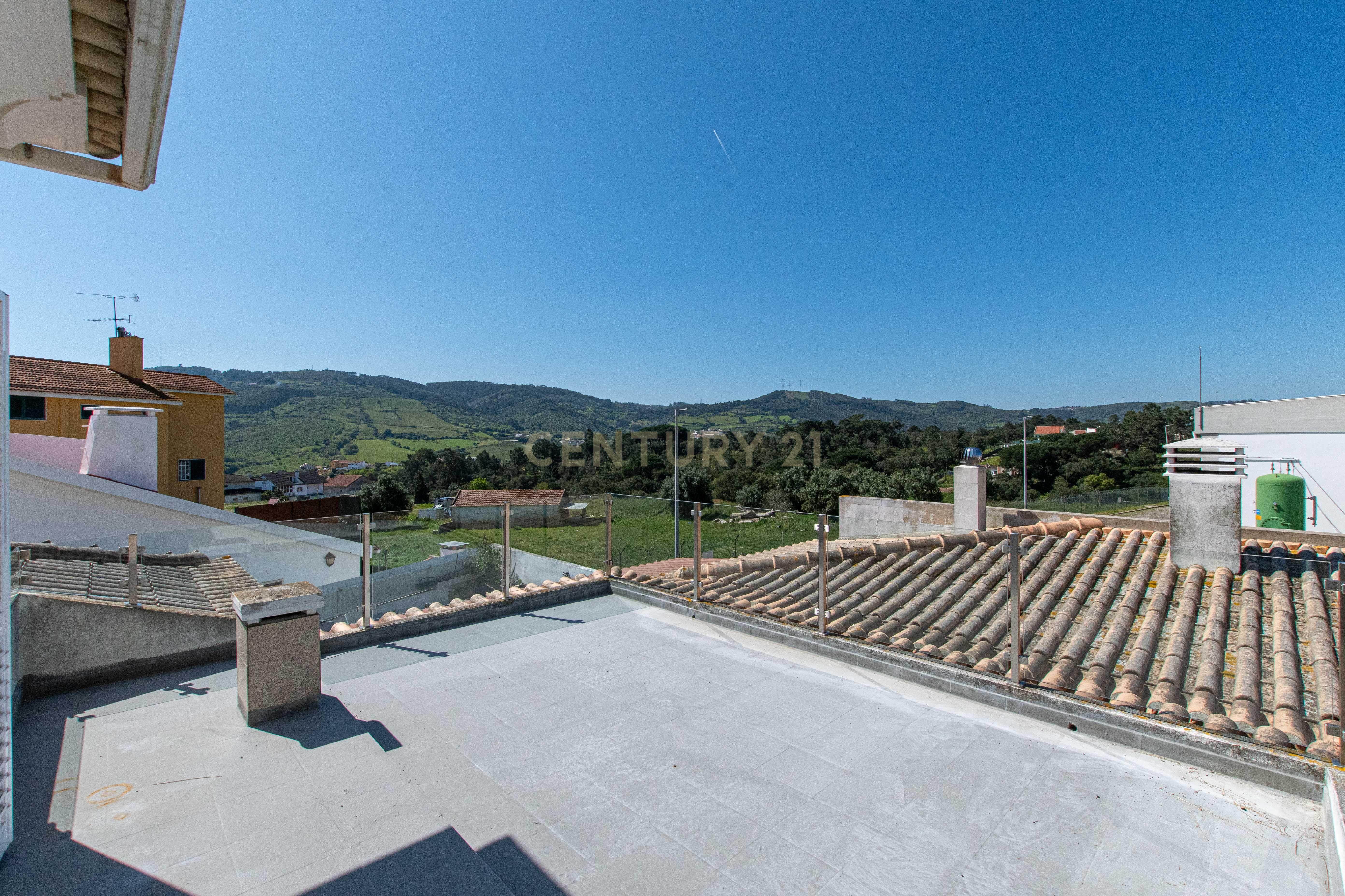 Espetacular Moradia T4 em Loures com Jardim e Terraço - Image 36