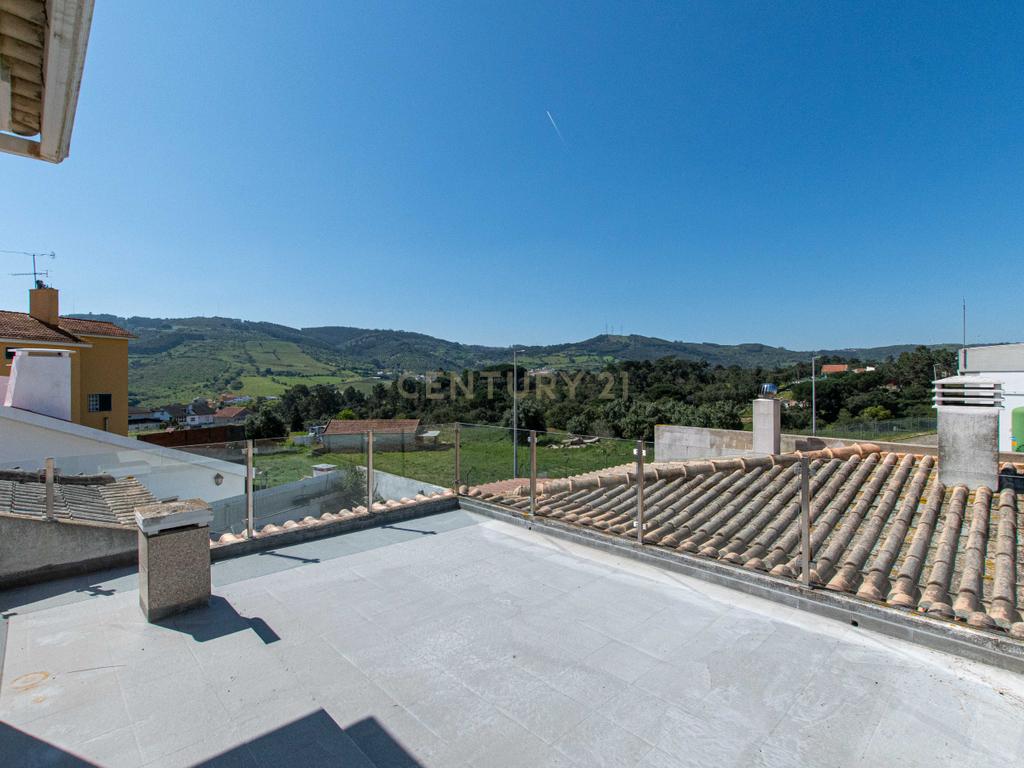  Moradia T4 em Loures com Jardim e Terraço - Image 37
