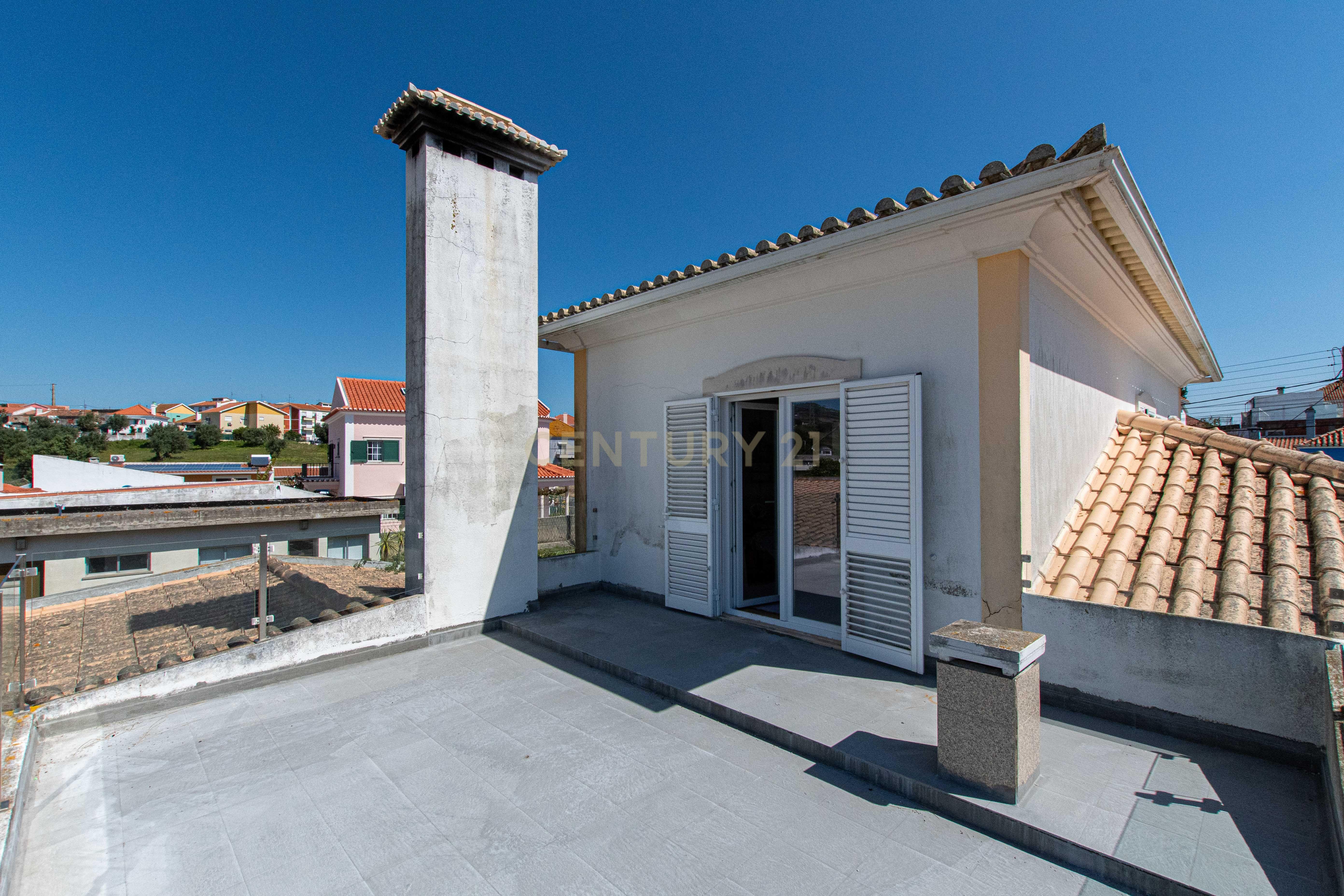 Espetacular Moradia T4 em Loures com Jardim e Terraço - Image 35