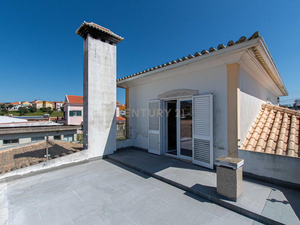  Moradia T4 em Loures com Jardim e Terraço - Image 36