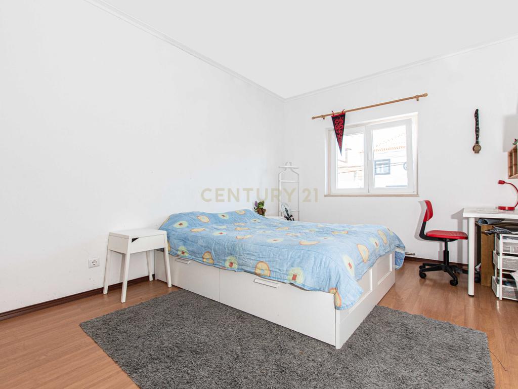  Moradia T4 em Loures com Jardim e Terraço - Image 30