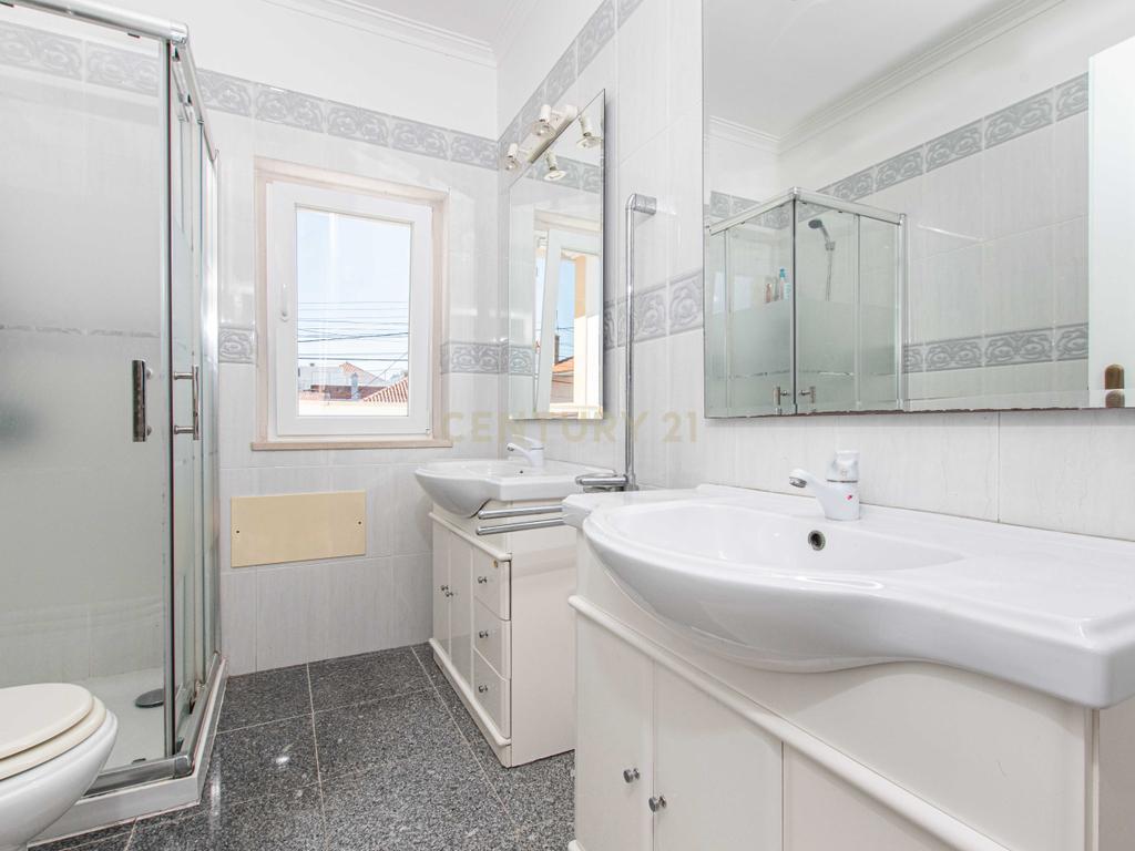  Moradia T4 em Loures com Jardim e Terraço - Image 32