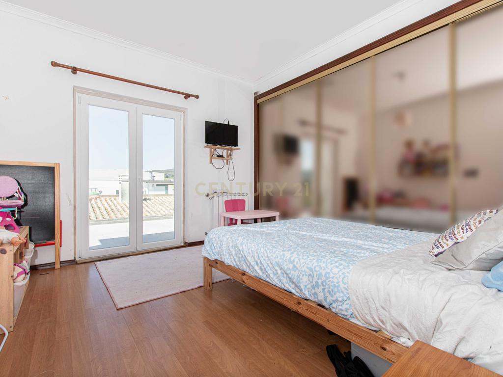 Moradia T4 em Loures com Jardim e Terraço - Image 34