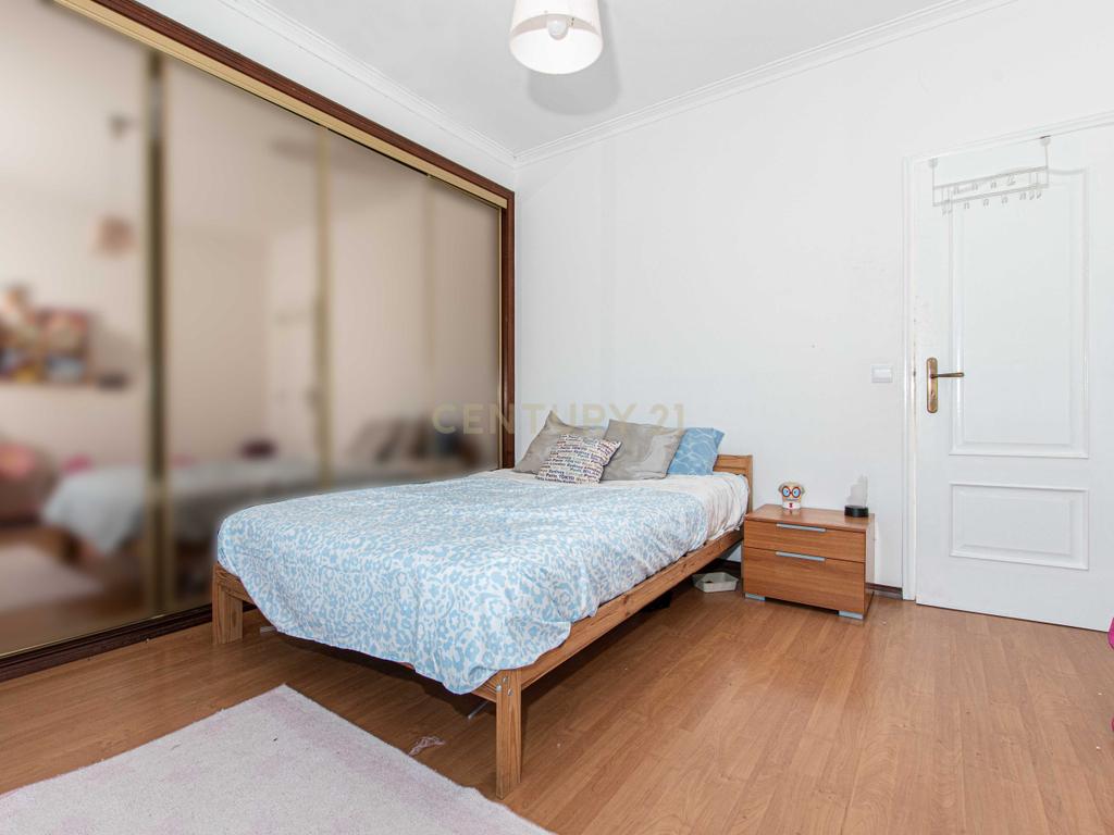  Moradia T4 em Loures com Jardim e Terraço - Image 33
